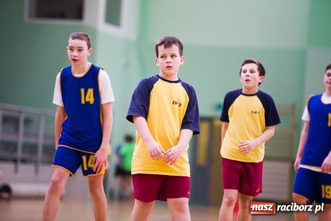 Zdjęcie w galerii na portalu naszraciborz.pl: Cztery drużyny rywalizowały w miejskim finale minikoszykówki chłopców w Arenie Rafako wiadomości z regionu