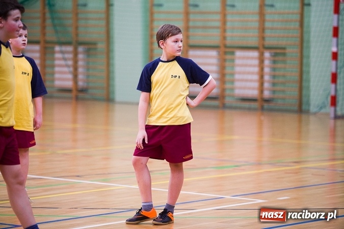 Zdjęcie w galerii na portalu naszraciborz.pl: Cztery drużyny rywalizowały w miejskim finale minikoszykówki chłopców w Arenie Rafako wiadomości z regionu