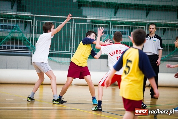 Zdjęcie w galerii na portalu naszraciborz.pl: Cztery drużyny rywalizowały w miejskim finale minikoszykówki chłopców w Arenie Rafako wiadomości z regionu