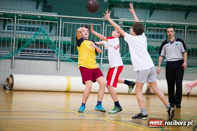Zdjęcie w galerii na portalu naszraciborz.pl: Cztery drużyny rywalizowały w miejskim finale minikoszykówki chłopców w Arenie Rafako wiadomości z regionu