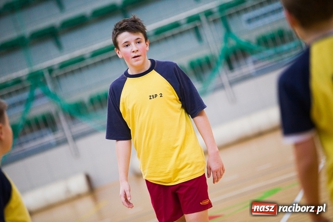 Zdjęcie w galerii na portalu naszraciborz.pl: Cztery drużyny rywalizowały w miejskim finale minikoszykówki chłopców w Arenie Rafako wiadomości z regionu