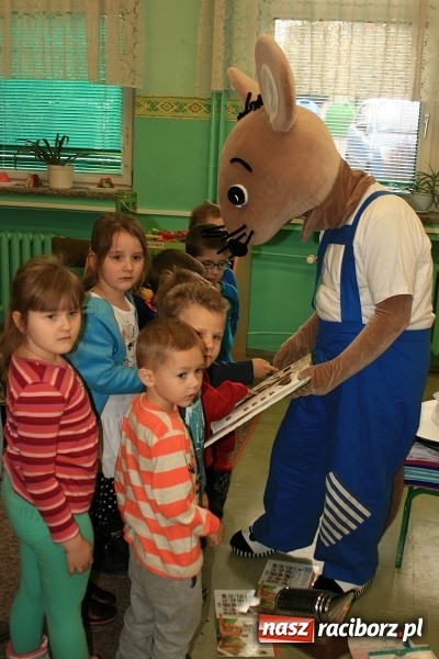 Zdjęcie w galerii na portalu naszraciborz.pl: Z księgarza w myszę-pszczelarza, czyli jak w SP18 myszka przedszkolakom o pszczółkach prawiła wiadomości z regionu