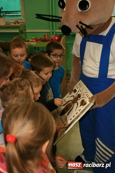 Zdjęcie w galerii na portalu naszraciborz.pl: Z księgarza w myszę-pszczelarza, czyli jak w SP18 myszka przedszkolakom o pszczółkach prawiła wiadomości z regionu