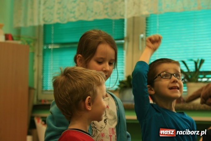 Zdjęcie w galerii na portalu naszraciborz.pl: Z księgarza w myszę-pszczelarza, czyli jak w SP18 myszka przedszkolakom o pszczółkach prawiła wiadomości z regionu