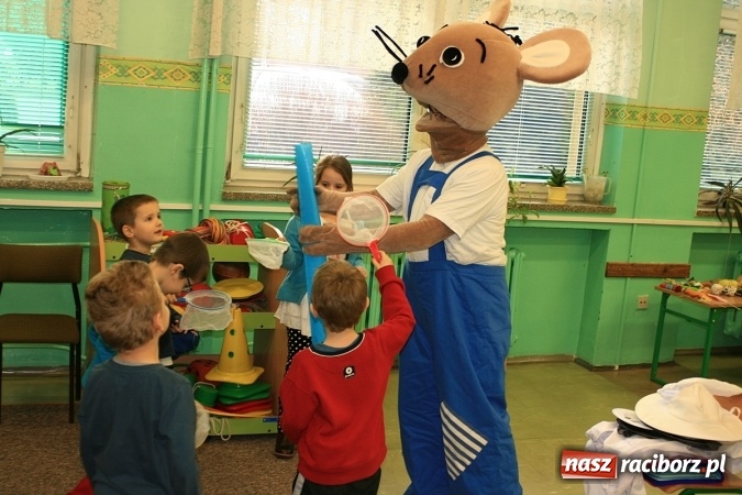 Zdjęcie w galerii na portalu naszraciborz.pl: Z księgarza w myszę-pszczelarza, czyli jak w SP18 myszka przedszkolakom o pszczółkach prawiła wiadomości z regionu