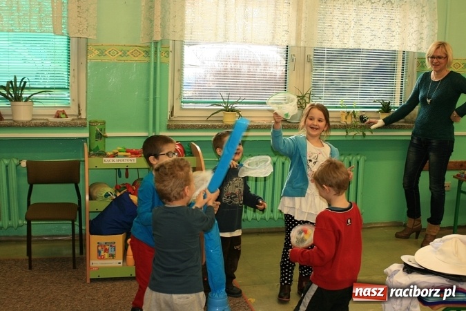 Zdjęcie w galerii na portalu naszraciborz.pl: Z księgarza w myszę-pszczelarza, czyli jak w SP18 myszka przedszkolakom o pszczółkach prawiła wiadomości z regionu