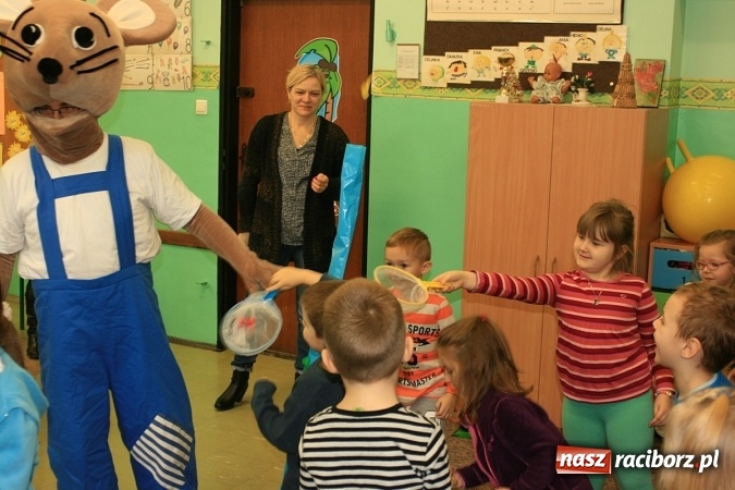 Zdjęcie w galerii na portalu naszraciborz.pl: Z księgarza w myszę-pszczelarza, czyli jak w SP18 myszka przedszkolakom o pszczółkach prawiła wiadomości z regionu