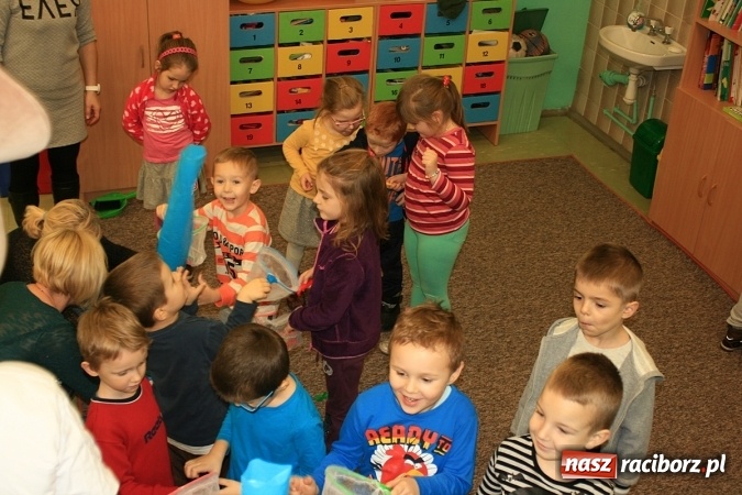 Zdjęcie w galerii na portalu naszraciborz.pl: Z księgarza w myszę-pszczelarza, czyli jak w SP18 myszka przedszkolakom o pszczółkach prawiła wiadomości z regionu