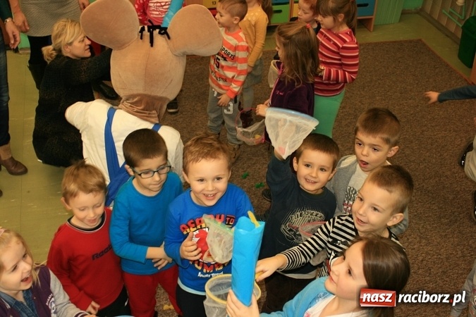 Zdjęcie w galerii na portalu naszraciborz.pl: Z księgarza w myszę-pszczelarza, czyli jak w SP18 myszka przedszkolakom o pszczółkach prawiła wiadomości z regionu