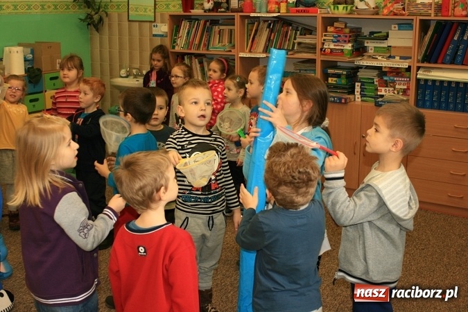 Zdjęcie w galerii na portalu naszraciborz.pl: Z księgarza w myszę-pszczelarza, czyli jak w SP18 myszka przedszkolakom o pszczółkach prawiła wiadomości z regionu