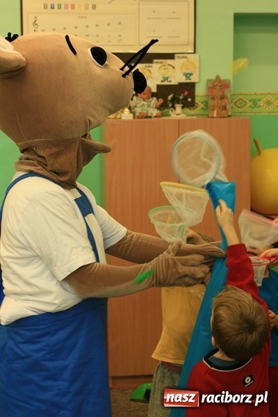 Zdjęcie w galerii na portalu naszraciborz.pl: Z księgarza w myszę-pszczelarza, czyli jak w SP18 myszka przedszkolakom o pszczółkach prawiła wiadomości z regionu