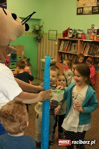 Zdjęcie w galerii na portalu naszraciborz.pl: Z księgarza w myszę-pszczelarza, czyli jak w SP18 myszka przedszkolakom o pszczółkach prawiła wiadomości z regionu