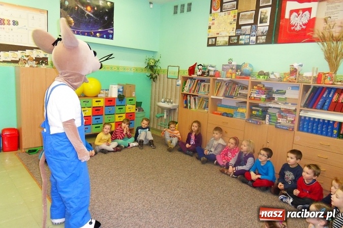 Zdjęcie w galerii na portalu naszraciborz.pl: Z księgarza w myszę-pszczelarza, czyli jak w SP18 myszka przedszkolakom o pszczółkach prawiła wiadomości z regionu