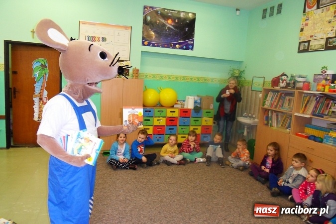 Zdjęcie w galerii na portalu naszraciborz.pl: Z księgarza w myszę-pszczelarza, czyli jak w SP18 myszka przedszkolakom o pszczółkach prawiła wiadomości z regionu