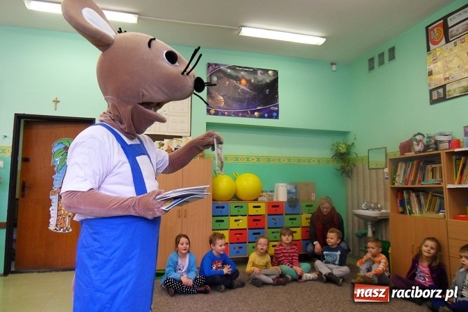 Zdjęcie w galerii na portalu naszraciborz.pl: Z księgarza w myszę-pszczelarza, czyli jak w SP18 myszka przedszkolakom o pszczółkach prawiła wiadomości z regionu