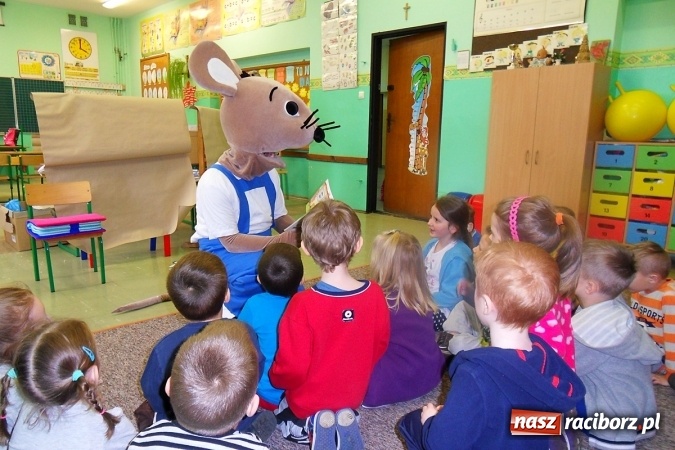 Zdjęcie w galerii na portalu naszraciborz.pl: Z księgarza w myszę-pszczelarza, czyli jak w SP18 myszka przedszkolakom o pszczółkach prawiła wiadomości z regionu