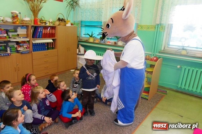Zdjęcie w galerii na portalu naszraciborz.pl: Z księgarza w myszę-pszczelarza, czyli jak w SP18 myszka przedszkolakom o pszczółkach prawiła wiadomości z regionu