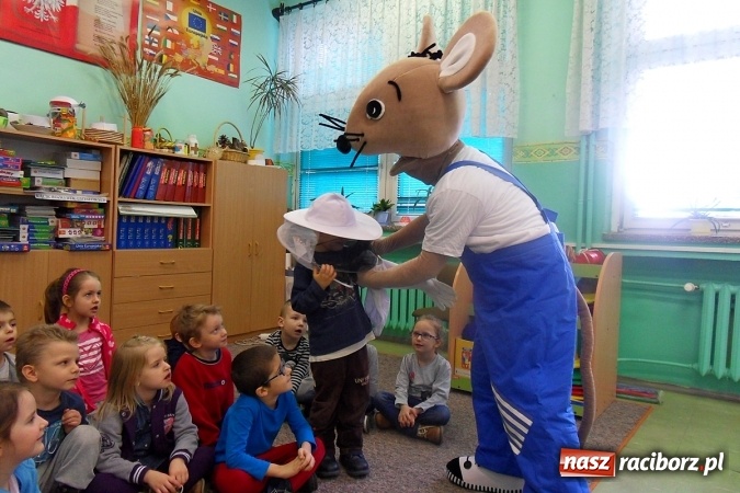 Zdjęcie w galerii na portalu naszraciborz.pl: Z księgarza w myszę-pszczelarza, czyli jak w SP18 myszka przedszkolakom o pszczółkach prawiła wiadomości z regionu