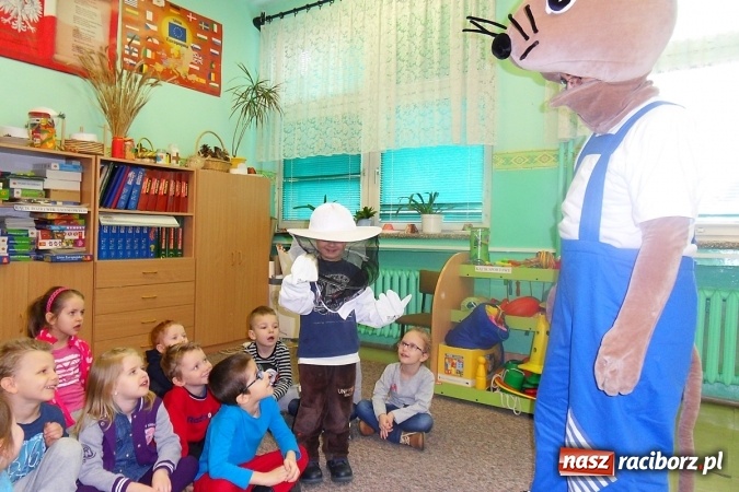Zdjęcie w galerii na portalu naszraciborz.pl: Z księgarza w myszę-pszczelarza, czyli jak w SP18 myszka przedszkolakom o pszczółkach prawiła wiadomości z regionu