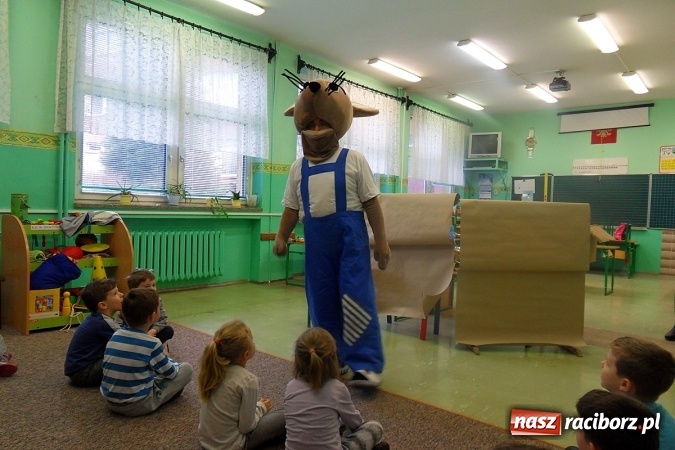 Zdjęcie w galerii na portalu naszraciborz.pl: Z księgarza w myszę-pszczelarza, czyli jak w SP18 myszka przedszkolakom o pszczółkach prawiła wiadomości z regionu