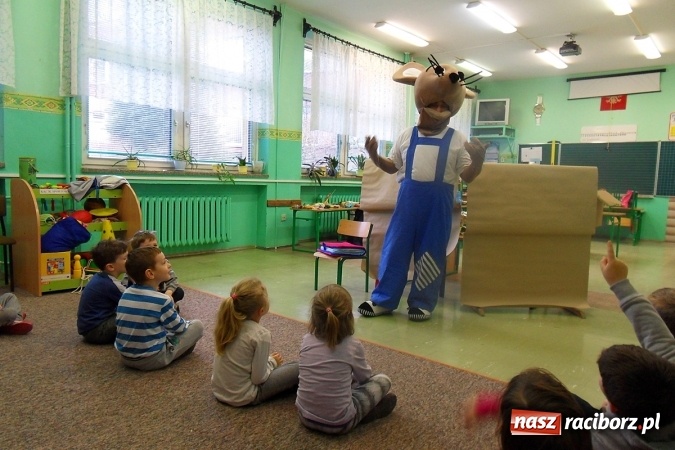 Zdjęcie w galerii na portalu naszraciborz.pl: Z księgarza w myszę-pszczelarza, czyli jak w SP18 myszka przedszkolakom o pszczółkach prawiła wiadomości z regionu
