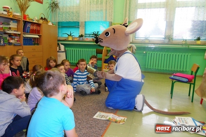 Zdjęcie w galerii na portalu naszraciborz.pl: Z księgarza w myszę-pszczelarza, czyli jak w SP18 myszka przedszkolakom o pszczółkach prawiła wiadomości z regionu