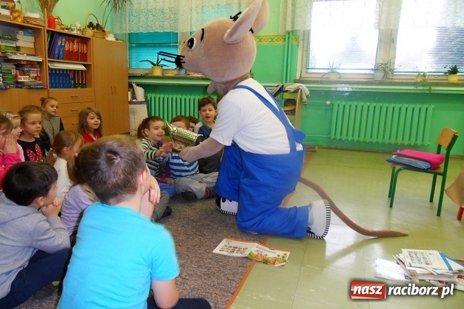 Zdjęcie w galerii na portalu naszraciborz.pl: Z księgarza w myszę-pszczelarza, czyli jak w SP18 myszka przedszkolakom o pszczółkach prawiła wiadomości z regionu