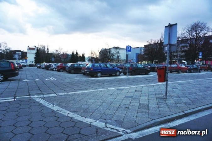 Zdjęcie w galerii na portalu naszraciborz.pl: Nowiutki parking przy Kowalskiej stoi pusty. Miasto zachęca, by stawiać tam samochody wiadomości z regionu