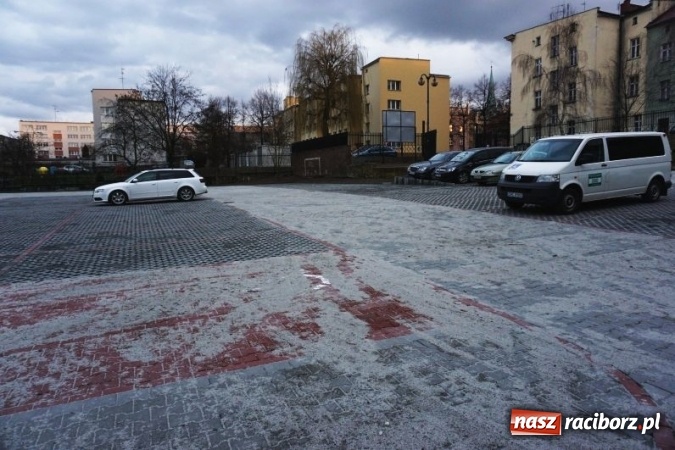 Zdjęcie w galerii na portalu naszraciborz.pl: Nowiutki parking przy Kowalskiej stoi pusty. Miasto zachęca, by stawiać tam samochody wiadomości z regionu