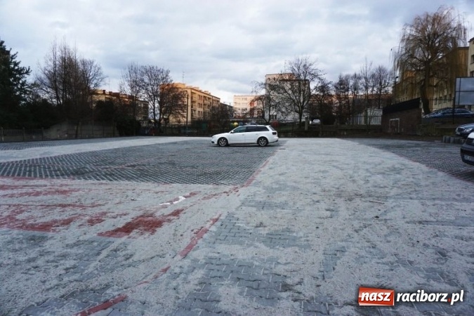 Zdjęcie w galerii na portalu naszraciborz.pl: Nowiutki parking przy Kowalskiej stoi pusty. Miasto zachęca, by stawiać tam samochody wiadomości z regionu