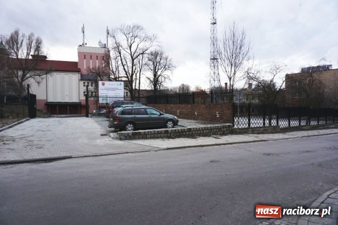 Zdjęcie w galerii na portalu naszraciborz.pl: Nowiutki parking przy Kowalskiej stoi pusty. Miasto zachęca, by stawiać tam samochody wiadomości z regionu