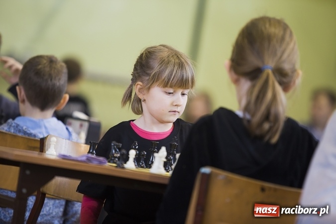 Zdjęcie w galerii na portalu naszraciborz.pl: Międzynarodowe zmagania szachistów w Tworkowie wiadomości z regionu
