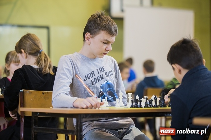 Zdjęcie w galerii na portalu naszraciborz.pl: Międzynarodowe zmagania szachistów w Tworkowie wiadomości z regionu