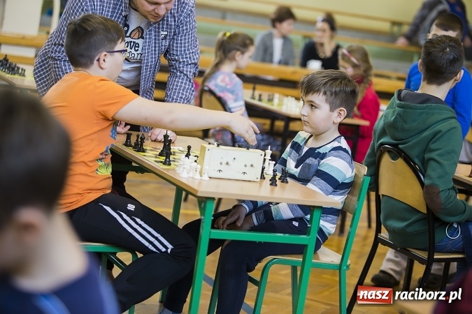 Zdjęcie w galerii na portalu naszraciborz.pl: Międzynarodowe zmagania szachistów w Tworkowie wiadomości z regionu