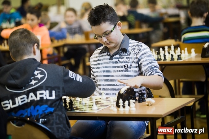 Zdjęcie w galerii na portalu naszraciborz.pl: Międzynarodowe zmagania szachistów w Tworkowie wiadomości z regionu