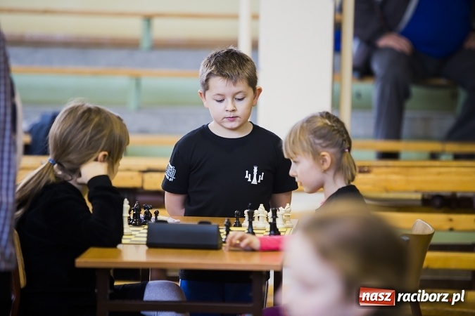 Zdjęcie w galerii na portalu naszraciborz.pl: Międzynarodowe zmagania szachistów w Tworkowie wiadomości z regionu
