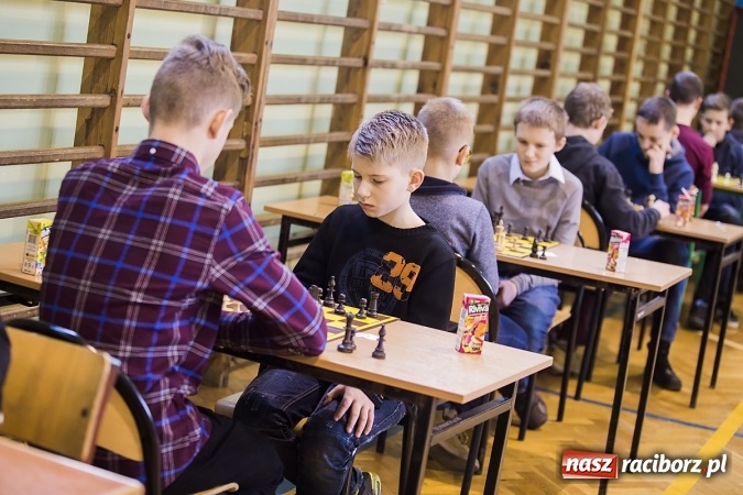 Zdjęcie w galerii na portalu naszraciborz.pl: Międzynarodowe zmagania szachistów w Tworkowie wiadomości z regionu