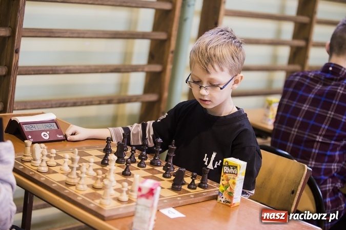 Zdjęcie w galerii na portalu naszraciborz.pl: Międzynarodowe zmagania szachistów w Tworkowie wiadomości z regionu