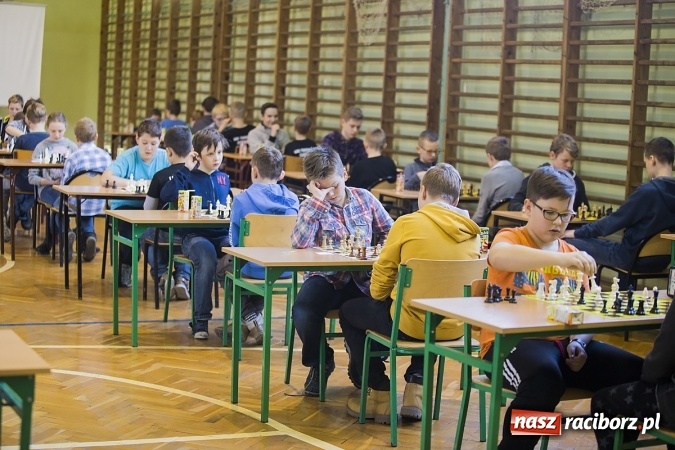 Zdjęcie w galerii na portalu naszraciborz.pl: Międzynarodowe zmagania szachistów w Tworkowie wiadomości z regionu