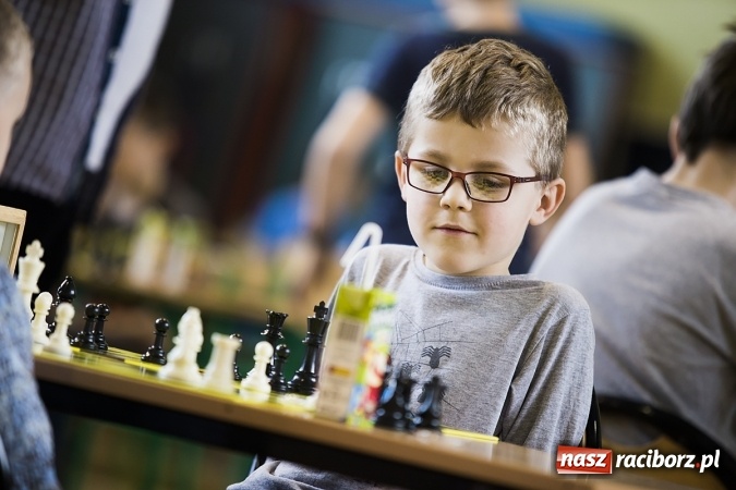Zdjęcie w galerii na portalu naszraciborz.pl: Międzynarodowe zmagania szachistów w Tworkowie wiadomości z regionu