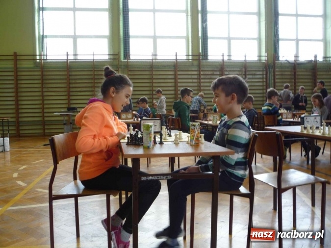 Zdjęcie w galerii na portalu naszraciborz.pl: Międzynarodowe zmagania szachistów w Tworkowie wiadomości z regionu