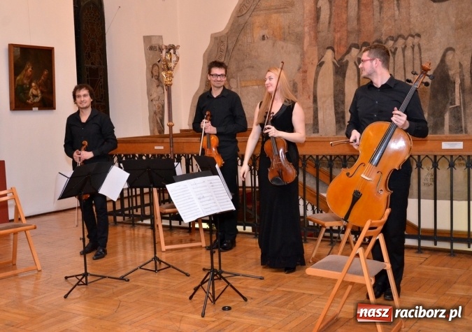 Zdjęcie w galerii na portalu naszraciborz.pl: ACOUSTIC QUARTET na koncercie karnawałowym w Muzeum wiadomości z regionu