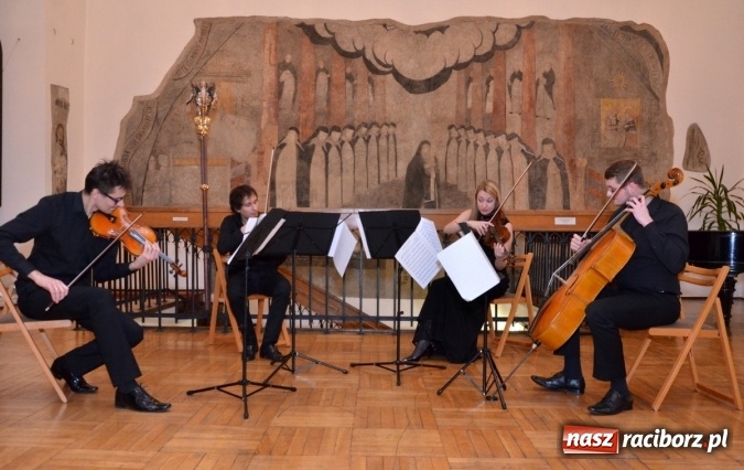 Zdjęcie w galerii na portalu naszraciborz.pl: ACOUSTIC QUARTET na koncercie karnawałowym w Muzeum wiadomości z regionu