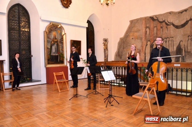 Zdjęcie w galerii na portalu naszraciborz.pl: ACOUSTIC QUARTET na koncercie karnawałowym w Muzeum wiadomości z regionu