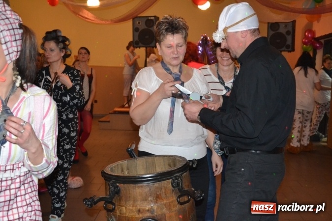 Zdjęcie w galerii na portalu naszraciborz.pl: W tym roku piżamy, w przyszłym PRL – Babski Comber w Jankowicach po raz piąty!  wiadomości z regionu