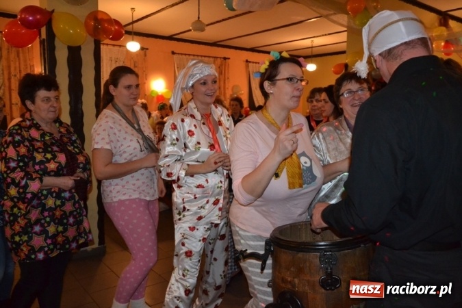 Zdjęcie w galerii na portalu naszraciborz.pl: W tym roku piżamy, w przyszłym PRL – Babski Comber w Jankowicach po raz piąty!  wiadomości z regionu