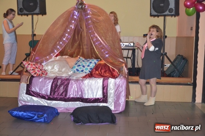 Zdjęcie w galerii na portalu naszraciborz.pl: W tym roku piżamy, w przyszłym PRL – Babski Comber w Jankowicach po raz piąty!  wiadomości z regionu