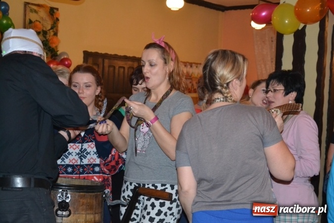 Zdjęcie w galerii na portalu naszraciborz.pl: W tym roku piżamy, w przyszłym PRL – Babski Comber w Jankowicach po raz piąty!  wiadomości z regionu