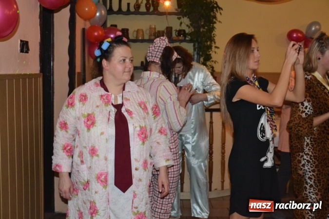 Zdjęcie w galerii na portalu naszraciborz.pl: W tym roku piżamy, w przyszłym PRL – Babski Comber w Jankowicach po raz piąty!  wiadomości z regionu