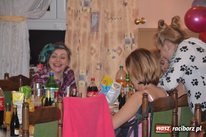 Zdjęcie w galerii na portalu naszraciborz.pl: W tym roku piżamy, w przyszłym PRL – Babski Comber w Jankowicach po raz piąty!  wiadomości z regionu